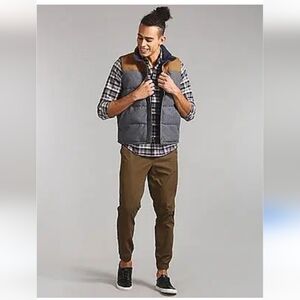 Gap Mens puffy vest. Size Medium
